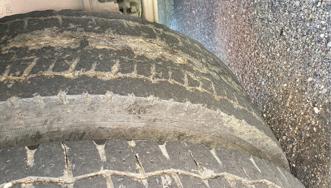 Rendszámtábla és féklámpa nélkül, kopott gumival - a piros lámpa buktatta le a kamiont